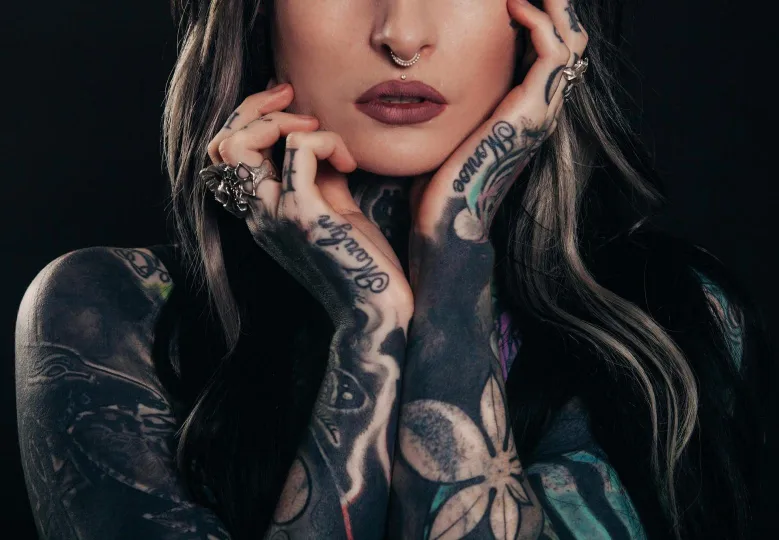 fondo de pantalla de mujer tatuada